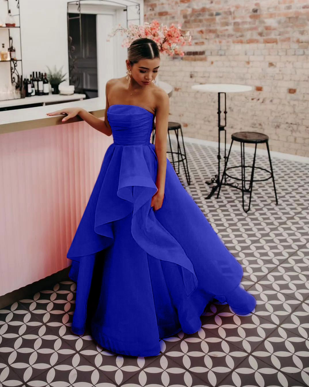 Shoulderless gown 2024