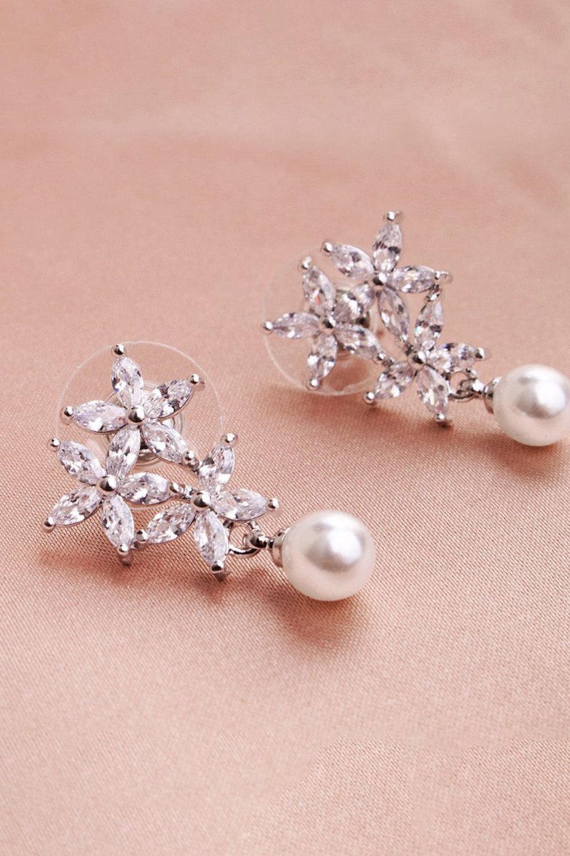 Flower Pearl Rhinestone Earrings - KissProm